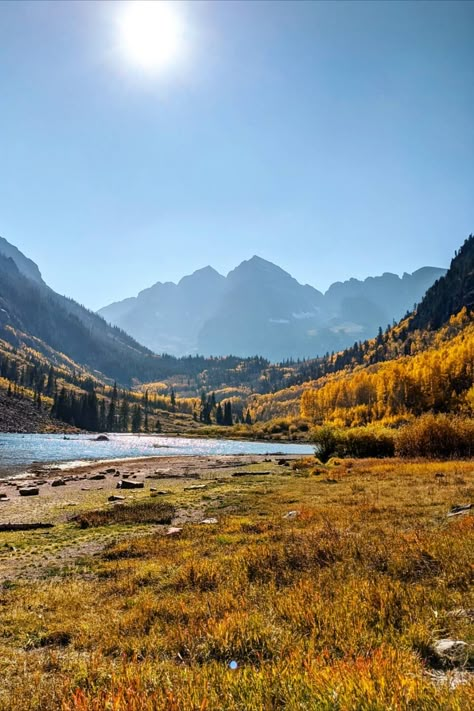 A guide to visiting Aspen, Colorado in the fall, plus tips on how to plan ahead and make the most of your time in the mountains! #fallvibes #colorado #maroonbells #travelguide #travelinspo #travel #photography Wyoming In Fall, Pictures Of Colorado, North America Landscape, Mountains In Colorado, Autumn In Colorado, Thanksgiving In Colorado, Aspens In The Fall, Aspen Colorado Aesthetic, Colorado Mountains Photography