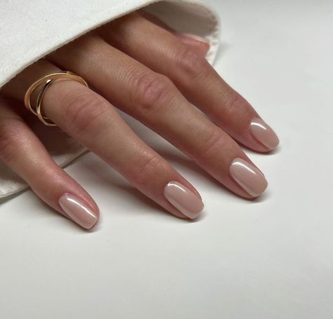 Neutral Chrome Nails Are 2024's Quintessential Minimalist Manicure Neutral Chrome Nails, Natural Chrome Nails, Neutral Chrome, Nude Chrome Nails, Nude Chrome, Minimalist Manicure, Chrome Manicure, Chrome Nail Polish, Nagellack Trends