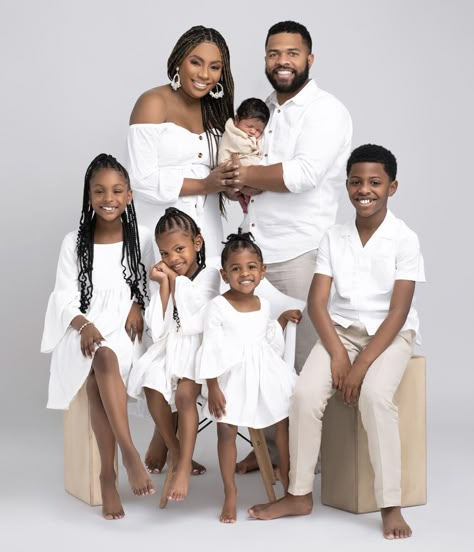 Brown And White Photoshoot, Family Portraits Older Kids, Family Of 8 Photoshoot, Big Family Photo Shoot Ideas, Family Portrait Wall, Easter Family Pictures, Spring Family Pictures, Photo Bb, Family Photo Studio