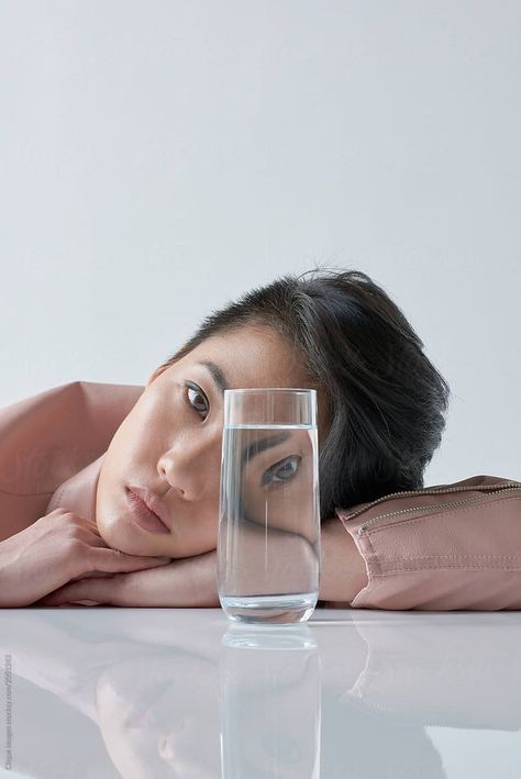 Glass Photography, Reflection Photography, Beach Glass Art, Self Portrait Photography, Creative Portrait Photography, Glass Of Water, Trik Fotografi, Water Glass, Creative Portraits