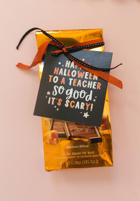 Teacher Gift Thanksgiving, Cute Teacher Halloween Gifts, Teacher Halloween Basket, Halloween Treat For Teacher, Teacher Fall Gifts, Teacher Halloween Gifts Ideas, Halloween Teacher Gifts Ideas, Teacher Birthday Gift Ideas, Fall Teacher Gifts