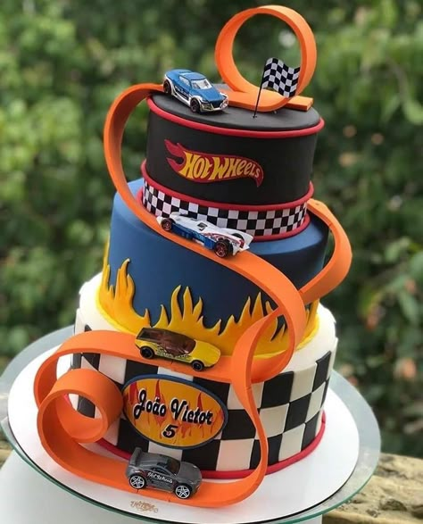 Wheels Themed Birthday Party, Hot Wheels Themed Birthday Party, Bolo Hot Wheels, Wheels Cake, Hot Wheels Birthday Party, Hot Wheels Cake, Wheel Cake, Hotwheels Birthday Party, Monster Truck Cake