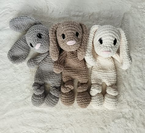 This is a free crochet snuggler pattern of the cuddly classic puppy! Half stuffed animal, half blanket but twice the fun! This crochet dog lovey would be a great crocheted nursery gift! Embroidered eyes and blanket yarn make it more baby friendly. Crochet Snuggler Pattern, Snuggler Pattern, Crochet Snuggler, Crochet Lovey Free Pattern, Crochet Baby Gifts, Crochet Nursery, Crochet Dog Patterns, Lovey Pattern, Crochet Lovey