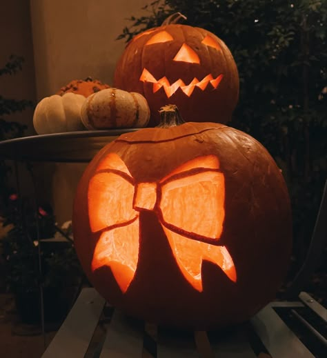 Punkin Carving Ideas Cute, Cute Punkin Ideas, Bow Carving Pumpkin, Easy Things To Carve In Pumpkins, Pumpkin Carving Ideas Traditional, Cute Pumpkin Carve Ideas, Cute Carved Pumpkin Ideas, Cute Simple Pumpkin Carving Ideas, Pumpkins To Carve