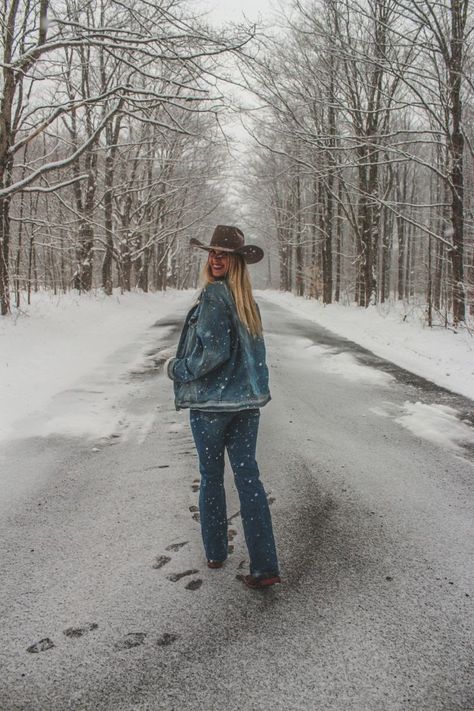 Cowgirl Senior Pictures, Western Photoshoot Ideas, Winter Senior Pictures, Country Girl Aesthetic, Western Photo Shoots, Cowgirl Photoshoot, Cute Senior Pictures, Western Photoshoot, Cowgirl Pictures