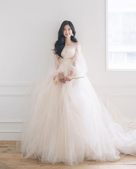 Iu Wedding Dress, Wedding Dresses Korean Brides, Wedding Korean Dress, Korean Style Wedding Dress, Wedding Dresses Korean Style, Korean Wedding Dress Elegant, Korean Wedding Dress Gowns, White Dress Korean Style, Korean Bride Dress