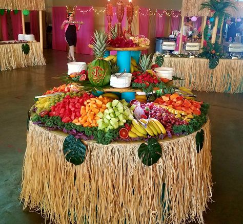 Fruit Display from Hawaiian party Graduation Summer Party Ideas, Hawaiian Theme Party Table Decor, Islander Themed Party, Fiji Themed Party, Tropical Fruit Table, Graduation Party Tropical Theme, Polynesian Decorations Party, Hawaiian Themed Engagement Party, Luxury Backyard Party