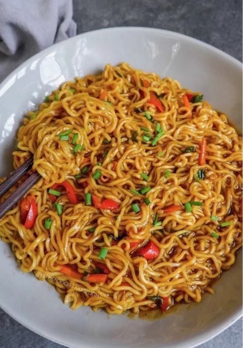 Curry & Pepper Noodles Pepper Noodles, Vegan Fried Chicken, Vegan Curry, Vegan Kitchen, Vegan Recipe, Noodle Recipes, Vegan Recipes Easy, Food Obsession, Interesting Food Recipes