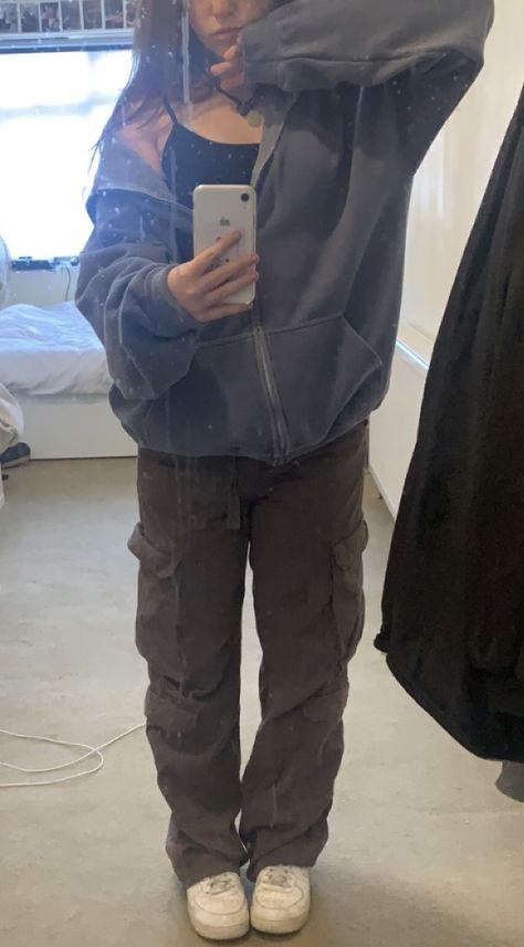 Baggy Cargo Outfit, Girls Baggy Outfits, Baggy Clothes Outfit, Grey Cargos, Baggy Pants Outfit, Baggy Outfit Ideas, Cargo Outfit, Cargo Pants Outfit, Baggy Style