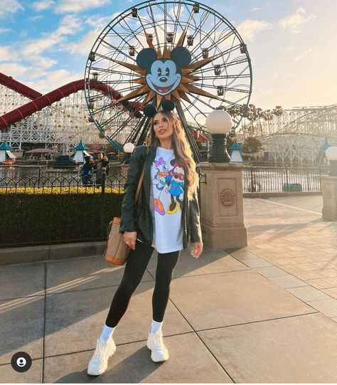 15 Disneyland Outfit Ideas for Moms: Stylish and Comfortable Tips Disney Outfits Women Fall, Disney Outfits Women Winter, Disneyworld Outfit Women, Plus Size Disney Outfits, Disney Outfits Winter, Disney Winter Outfits, Disneyland Outfit Winter, Disneyland Outfit Ideas, Disney Date