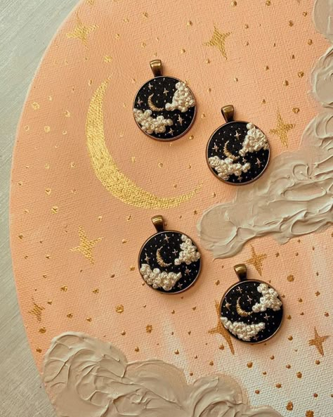 Artist Combines Embroidery and Handmade Jewelry In Unique Pendants Embroidery Jewellery, Embroider Ideas, Polymer Clay Embroidery, Mini Embroidery, Miniature Embroidery, Pretty Embroidery, Retro Girl, Embroidered Jewelry, Diy Embroidery Patterns