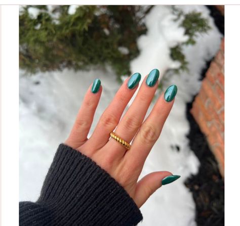 Dip Nails Winter 2023, Emerald Green With Chrome Nails, Gem Color Nails, Jade Green Nails Acrylic Design, Green Crome Nails Almond, Emerald Green Crome Nails, Safe Green Chrome Nails, Festive Chrome Nails, Green Christmas Acrylics