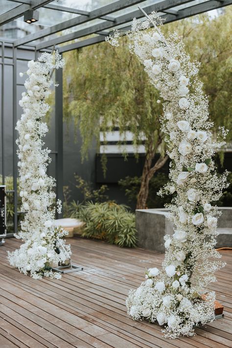 White Roses Engagement Decor, Simple White Decor Wedding, Garden Arch Wedding Decor, Flower Arches For Weddings, Elegant Arch Wedding, Diy Wedding Walkway, Arch Flower Backdrop, White Floral Ceremony Arch, Wedding Flowers On Arch