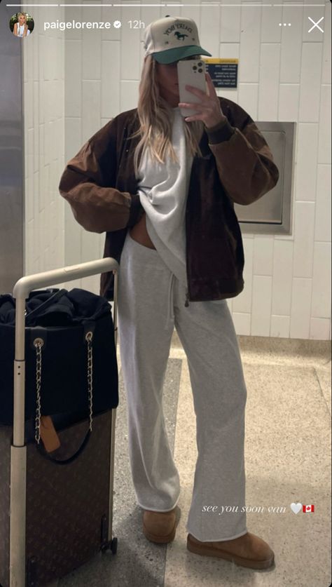 Cute Airport Outfit Winter, Comfy Pants Outfit, Sweatpants Outfit Fall, Outfit Ideas Sweatpants, Sweatpants Outfit Aesthetic, Fashion Vision Board, Airport Outfit Fall, Casual Sweatpants Outfit, Ugg Tazz Slippers