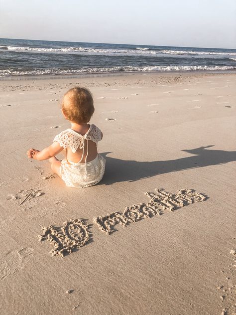 Baby Girl Photoshooting At Beach, Beach Milestone Picture, Beach Milestone Picture Ideas, Mom Baby Beach Pictures, Family Photo Shoot Beach Baby, Cake Smash On Beach, May Photoshoot Ideas Baby, Baby Girl Photoshooting Ideas Beach, Mommy And Baby Beach Pictures