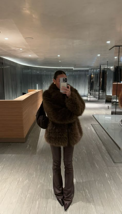 Brown Fur Coat Outfit, Espresso Girl, Euro Winter, Inspo Looks, Tokyo Outfits, Faux Fur Coats Outfit, London Outfits, Short Fur Coat, Old Money Winter