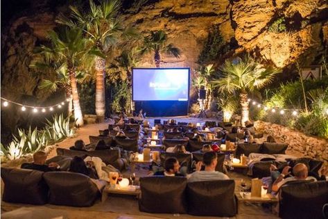 Rooftop Cinema, Cinema Idea, Outdoor Movie Theater, Open Air Cinema, Outdoor Restaurant Design, Outdoor Cinema, Backyard Movie, Outdoor Theater, Outdoor Cafe