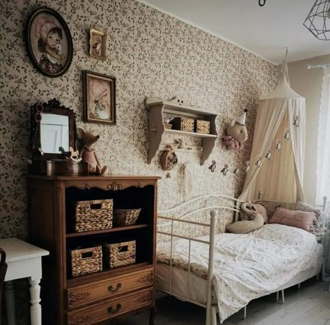 Victorian Childs Bedroom, Cottage Rugs Bedroom, Vintage Girls Room Ideas, Toddler Girl Vintage Bedroom, French Country Kids Bedroom, Old Money Kids Bedroom, Kids Vintage Bedroom, Farmhouse Childrens Bedroom, Cottagecore Girls Bedroom