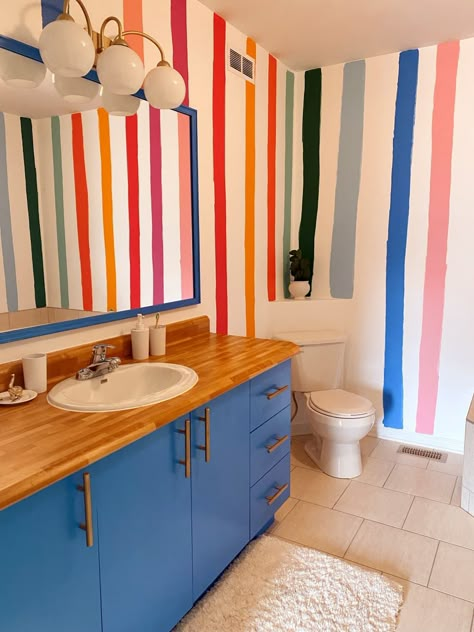 Bathroom Mural, Style Deco, Dream House Decor, Kids' Bathroom, Apartment Therapy, Wooden Diy, Bathroom Inspiration, Bathroom Interior, Colorful Interiors