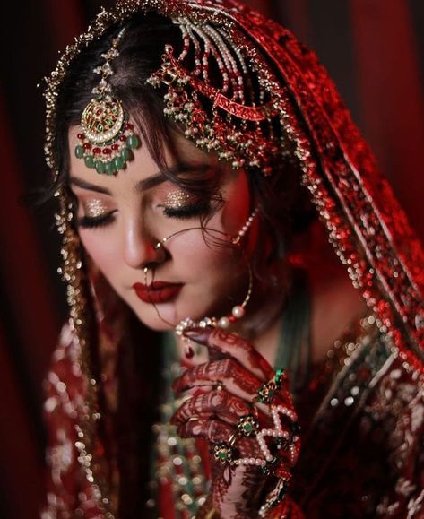 Jhoomar Designs, Pakistani Bridal Makeup Red, Bridal Dp, Wedding Short Hair, Bride Pic, Backlight Photography, Pakistani Makeup, Amrita Rao, Butterfly Crown