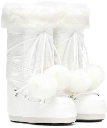 Moon Boots Fur, Mcbling Christmas, Babydoll Shoes, White Snow Boots, Snowboard Trip, Boots Moon, Dr Shoes, Moon Boot, Snow Gear