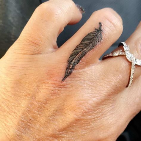 Cover Up Finger Tattoos For Women, Finger Feather Tattoo, Feather Ring Tattoo, Small Feather Tattoos For Women, Couple Finger Tattoos, Finger Tattoos Matching, Tattoo Designs Finger, Cover Up Finger Tattoos, Matching Finger Tattoos