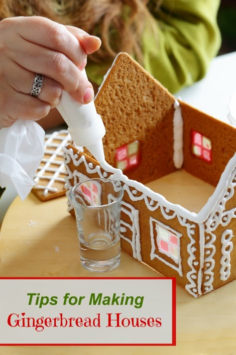 Wilton Gingerbread House Ideas, How To Decorate Gingerbread House, Easy Gingerbread House Decorating Ideas, Easy Gingerbread House Designs, Gingerbread House Ideas Easy, Gingerbread House Designs Ideas, Gingerbread House Easy, Cake Fondant Ideas, Homemade Gingerbread House