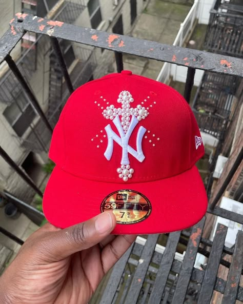 Custom Ny Hat, Customized Fitted Hats, Pearl Fitted Hat, Caps Aesthetic, Custom New Era Hats, Ny Hats, Ny Cap, Streetwear Caps, Custom Fitted Hats