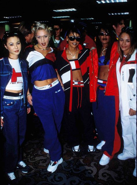 Fashion Show 90s, Kidada Jones, China Chow, Tommy Hilfiger Outfits, Gwen Stefani Style, 90s 2000s Fashion, Aaliyah Style, Aaliyah Haughton, Rashida Jones