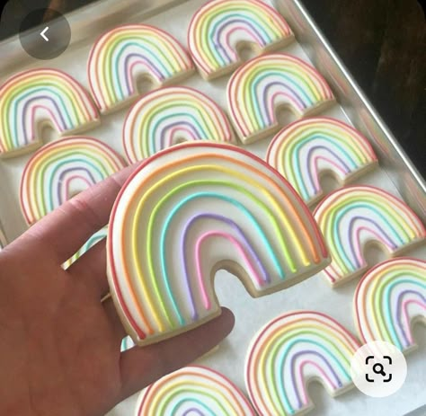 Easy Rainbow Cookies, Pastel Sugar Cookies, Pastel Birthday Cookies, Royal Icing Cookies Designs Summer, Rainbow Sugar Cookies Royal Icing, Royal Icing Sugar Cookie Designs, Simple Decorated Cookies, Easy Royal Icing Cookies Design, Rainbow Cookies Decorated