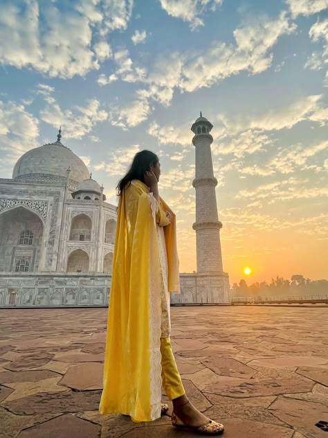 Tajmahal Photoshoot Ideas, Agra Photography Poses, Taj Mahal Poses For Women, Photo Pose In Suit, Taj Mahal Picture Ideas, Tajmahal Photoshoot Dress, Taj Mahal Outfit Ideas Women, Tajmahal Poses, Taj Mahal Photography Pose