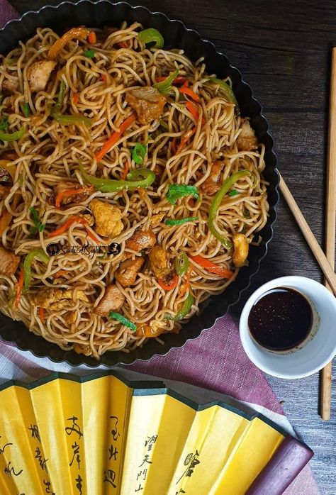 Chowmein Indian, Chicken Fried Noodles, Chowmein Noodles, Stir Fry Noodles Recipe, Noodle Pasta, In A Mood, Ginger Garlic Paste, Noodle Recipe, Quick Stir Fry