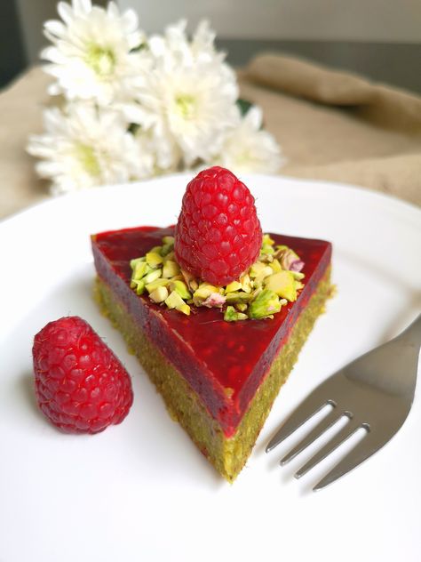 Gâteau pistaches framboises vegan sans gluten Tarte Vegan, Dessert Leger, Patisserie Vegan, Gluten Desserts, Dessert Vegan, Raw Cake, Sans Gluten Sans Lactose, Desserts Vegan, No Cook Desserts