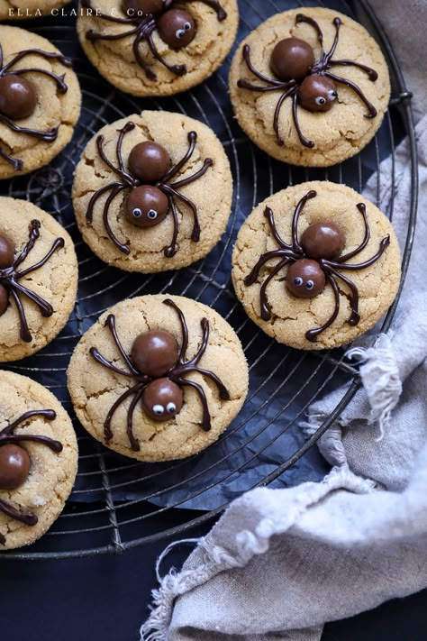 Halloween Baked Goods Ideas, Halloween Baked Goods, Peanut Butter Spider Cookies, Oppgaver For Barn, Ella Claire, Recetas Halloween, Spider Cookies, Blossom Cookies, Fun Halloween Food