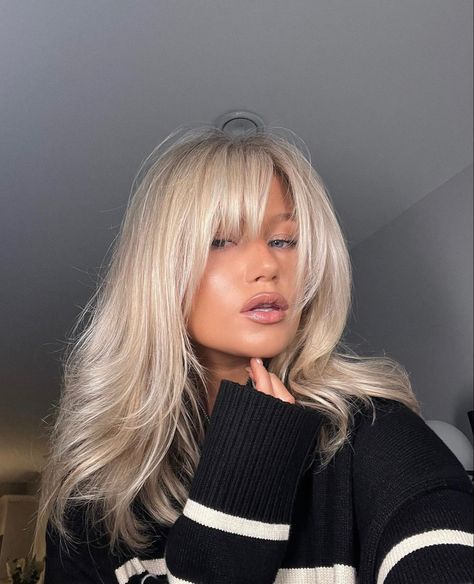 Haircut ideas hair goals hairstyles hair care hair care aesthetic hair aesthetic pictures aesthetic Rooted Blonde With Bangs, 90s Fringe Bangs, 2033 Hair Trends, Bangs On Blonde Hair, Blonde Hair Trends 2023, Fringe Blonde, 90s Blonde, Blonde With Bangs, Blonde Hair Dark Eyes