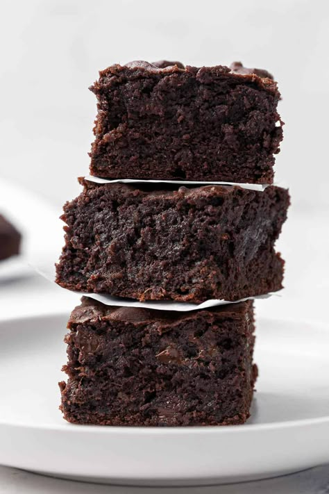 Date brownies are a delicious fudgy treat! Sweet, sticky dates replace sugar, adding a rich caramel flavor that perfectly complements the cocoa. | Date Brownies | Date Sweetened Brownies | Medjool Date Brownies | No Refined Sugar Brownies | Refined Sugar Free Brownies | Rainbow Nourishments, Brownies Decorados, Date Brownies, Zucchini Brownies, Low Carb Brownies, Breakfast Low Carb, Protein Brownies, Low Carb Snack, Healthy Brownies