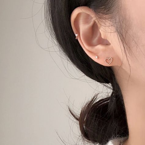 Double Love Piercing, 2 Ear Piercings, 2nd Ear Piercing, Nose Piercing Ideas, Minimalist Ear Piercings, Cool Ear Piercings, Pretty Ear Piercings, Cute Ear Piercings, Piercing Inspo