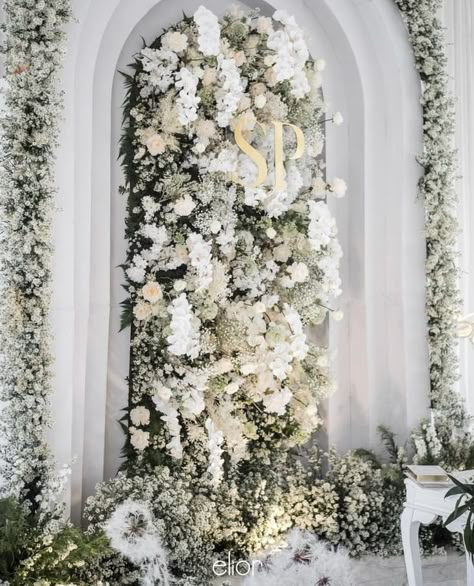 White And Green Wedding Backdrop, Floral Decor Backdrop, Roka Decor, Dekor Pelaminan, Royal Wedding Themes, Green Floral Decor, Wedding Reception At Home, Bridal Backdrops, Glamorous Living