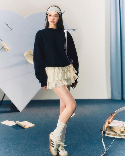 LaLuneDuCiel | LLDC Retro Pearl- Diamond Ironing Round Neck Sweatshirt & Tiered Ruffle Lace Cloquet Miniskirt Set | Instagram Vietnam Outfit, White Lace Outfit, Ruffle Skirt Outfit, Short Skirts Outfits, Black Skirt Outfits, Short Cake, Cake Skirt, A Line Shorts, Round Neck Sweatshirts