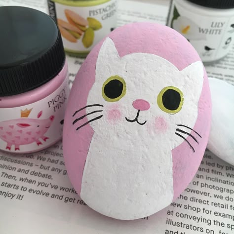 Stone Painting Ideas Easy, Cat Painting On Rock, Painted Rock Cat, Rock Painting Ideas Cat, Pink Painted Rocks Ideas, Pink Painted Rocks, Rock Painting Cat, Pink Rock Painting Ideas, Cat Rocks