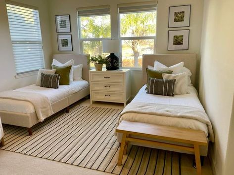 Guest Room Ideas 2 Beds, Small Bedroom With Twin Bed, Twin Bed Pillow Arrangement Layout, Double Twin Bed Guest Room, Shared Room Ideas For Adults, Twin Bed Layout, Small Room With Two Beds, Guest Bedroom Ideas Twin Beds, Twin Bed Rooms