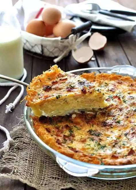 Slice of Hash Brown Crust Quiche Lorraine being lifted out a pie dish. Hash Brown Quiche, Quiche With Hashbrown Crust, Hashbrown Quiche, Recipetin Eats, Recipe Tin, Breakfast Quiche, French Dishes, Savory Pies, Brunch Dishes