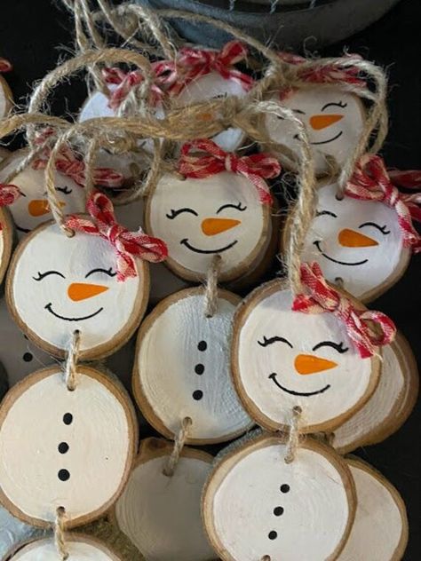 Hand painted wood slice ornaments.  Choose from Snowman or Snowwoman. Christmas Crafts On Wood Circles, Wood Slice Snowmen, Snowman Crafts Wood, Flat Wooden Christmas Ornaments, Wood Circle Snowman, Wood Slices Decor, Christmas Decor Ideas With Wood, Birch Slice Ornaments, Christmas Market Ideas Diy