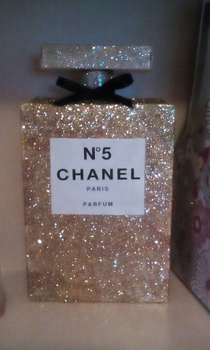 Chanel n5 parfum diy Chanel Birthday Party Decoration, Coco Chanel Party, Girls Valentines Boxes, Chanel N5, Chanel Birthday Party, Paris Themed Birthday Party, Chanel Perfume Bottle, Kids Valentine Boxes, Chanel Birthday