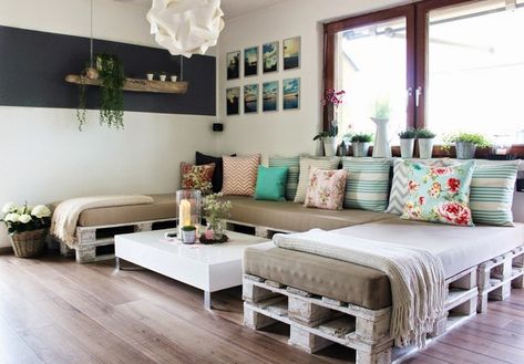 big U-shaped living room couch made from wood pallets U Shaped Living Room, Pallet Lounge, Furnitur Ruang Keluarga, Diy Pallet Sofa, Pallet Couch, Pallet Sofa, Ara Ara, Hall Decor, Diy Sofa