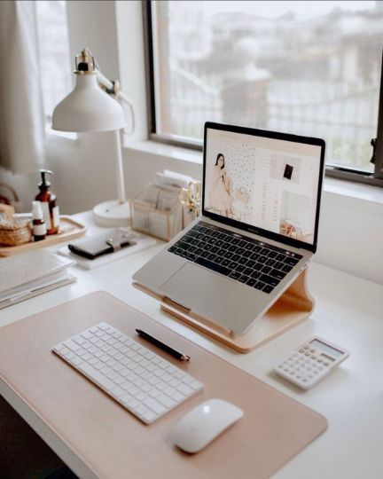 Laptop Stand Aesthetic, Aesthetic Laptop, Work Office Decor, Cozy Home Office, Desk Inspiration, White Desk, Office Room Decor, Office Inspo, Workspace Inspiration