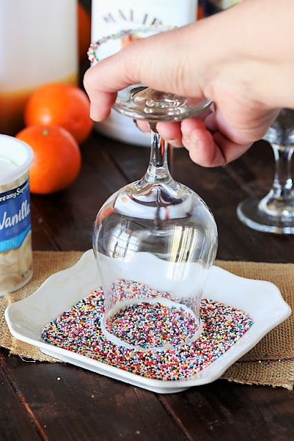 Dipping a Glass in Sprinkles for a Cake By the Ocean Cocktail Image Sprinkle Rimmed Glasses, Glass Rim Ideas, Cocktail Glass Decoration Ideas, Cocktail Rim Ideas, Cake Vodka Drinks, Ocean Cocktail, Homemade Vanilla Frosting, Drink Garnishes, Apple Pie Cocktail