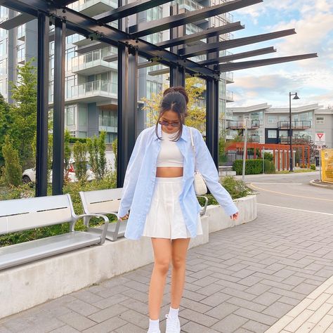 Athletic Outfits Skirt, Outfit With White Tennis Skirt, Spring Tennis Skirt Outfits, Tennis Skirt With Button Up Shirt, Tennis Skirt White Outfit, Tennis White Skirt Outfit, Japan Aesthetic Outfit Summer, Japan Skirt Outfit, White Pleated Tennis Skirt Outfit