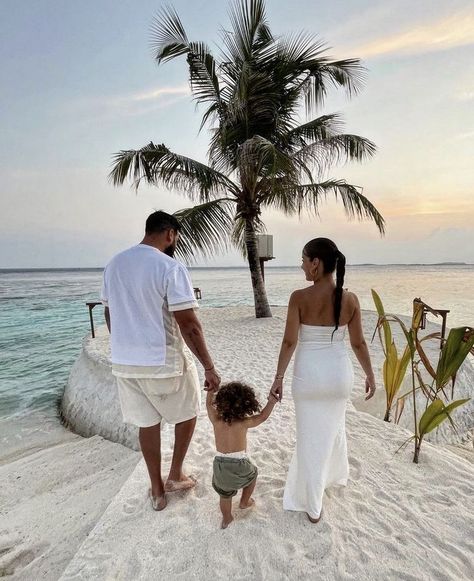 Couple With Baby, Rich Couple, Moms Goals, Mode Zara, Dream Family, Rich Family, Future Mom, Family Travel Destinations, Happy Wife