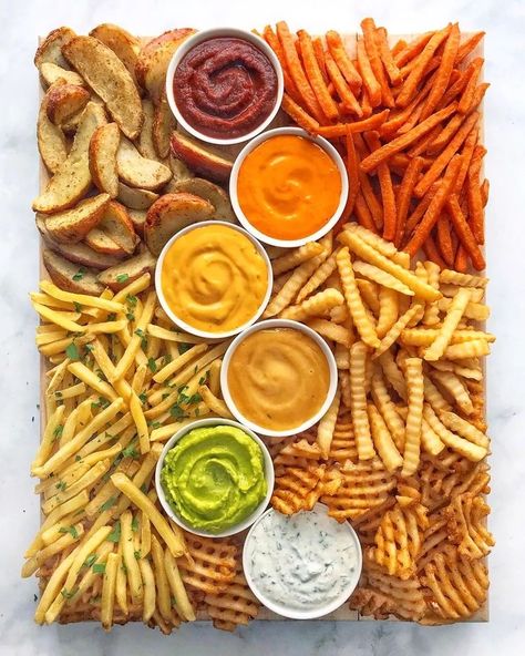 Fry Charcuterie Board, Chips Charcuterie Board, French Fry Board, Fries Platter, Fries Board, Fry Board, Best Charcuterie Board Ideas, Loaded French Fries, Best Charcuterie Board